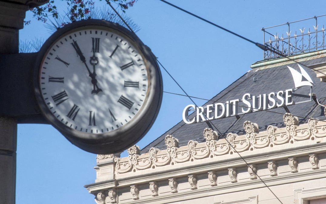 Photo d'archives du logo de la banque suisse credit suisse sur la place paradeplatz a zurich