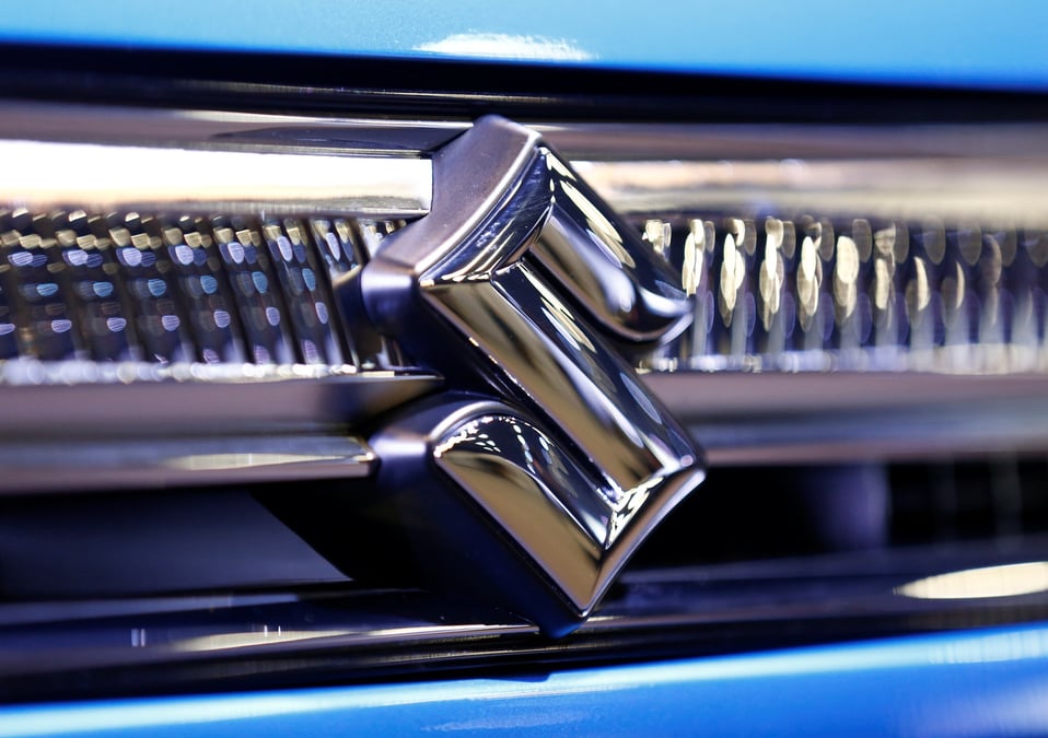 Le logo de suzuki motor sur une voiture a tokyo, au japon