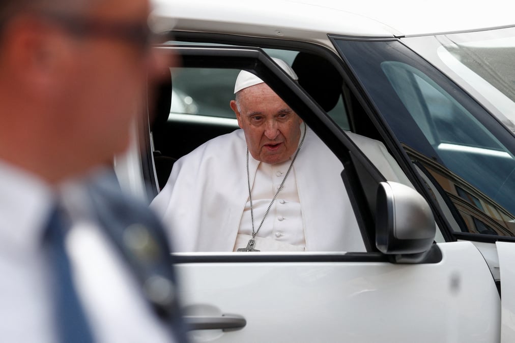 Le pape francois sort de l'hopital gemelli a rome