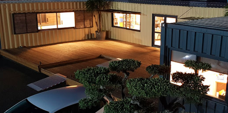 L'entreprise catalane Mouvbox lance une offre à destination des professionnels, proposant un module de trois containers : un destiné au stockage, un autre à l'atelier et le dernier au bureau.