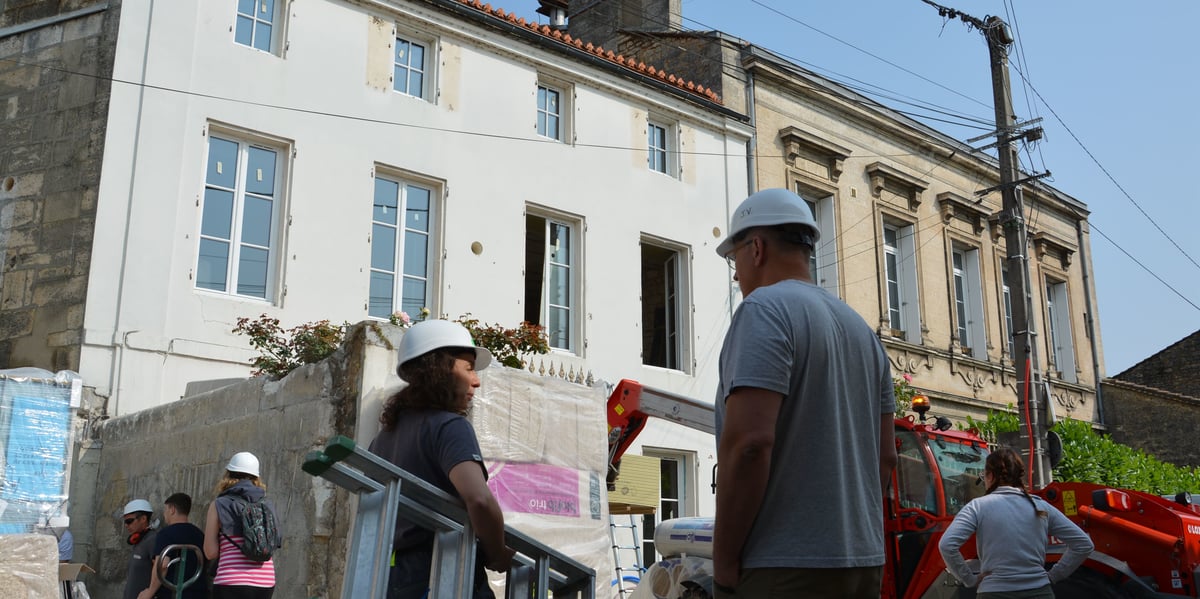 Des associés de la foncière Investir Ensemble Nouvelle-Aquitaine sur leur chantier de rénovation à Angoulême.