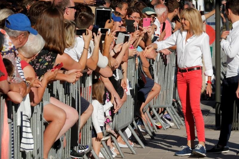 La "premiere dame" de france s'apprete a sortir de l'ombre