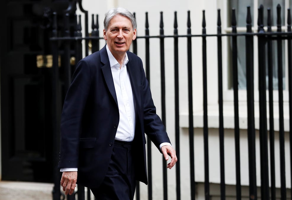 Brexit: les services financiers doivent figurer dans l'accord, dit hammond