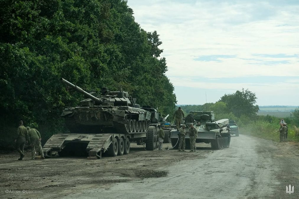 Des soldats ukrainiens se preparent a transporter un char russe capture dans la region de kharkiv, en ukraine