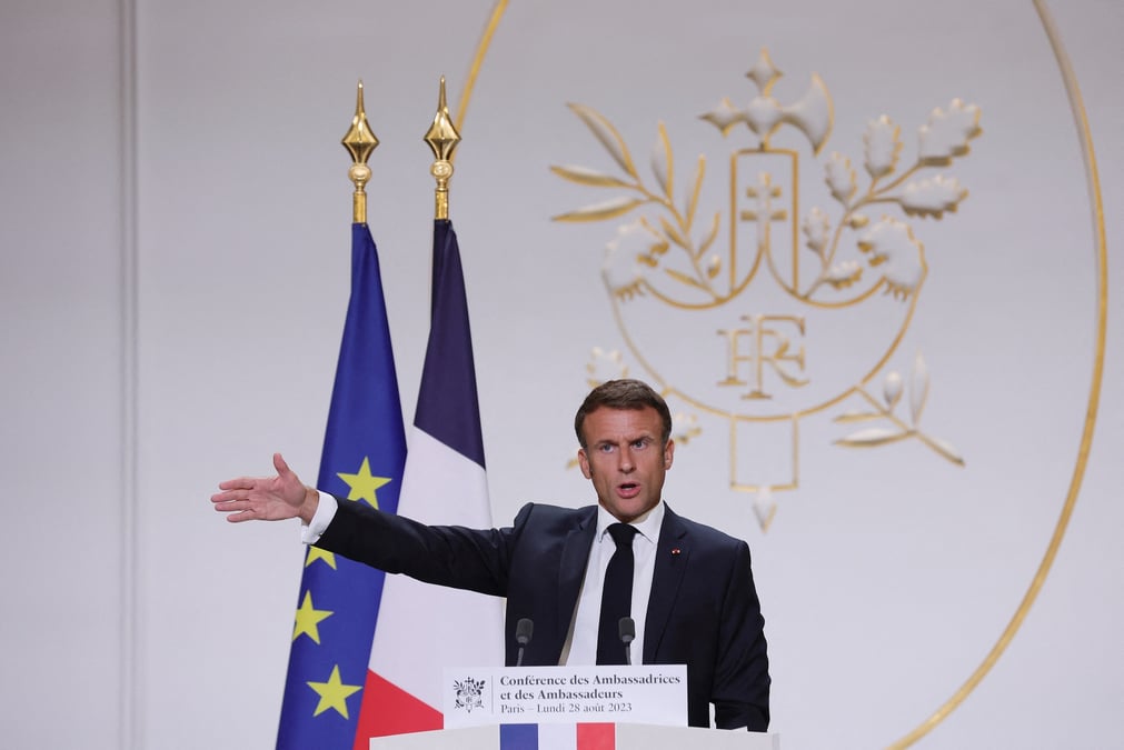 Le president francais macron prononce un discours a paris