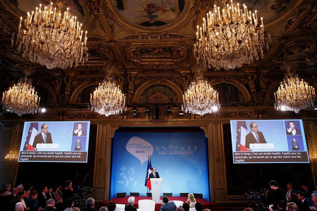 Hollande perennise les contrats des accompagnants d'eleves handicapes