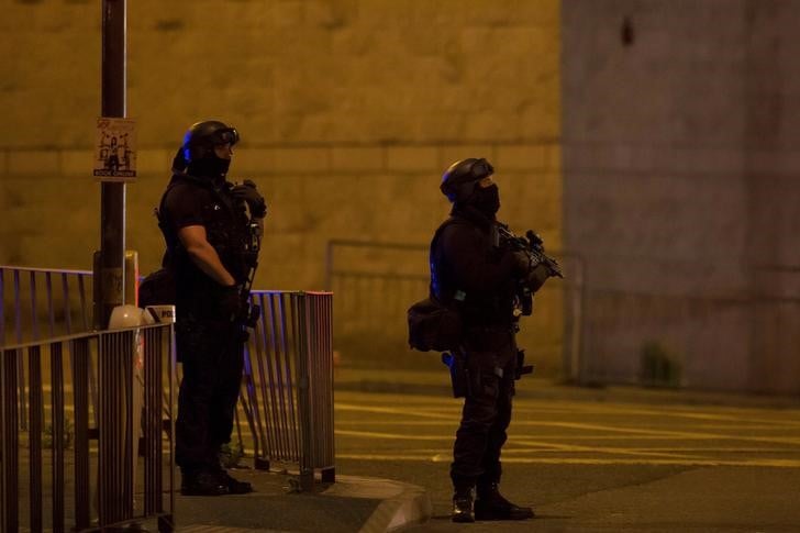 Le royaume-uni en etat d'alerte maximale, l'enquete se poursuit