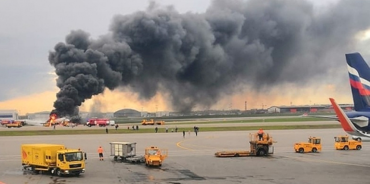 Un avion en feu a l'aeroport de moscou, 41 morts