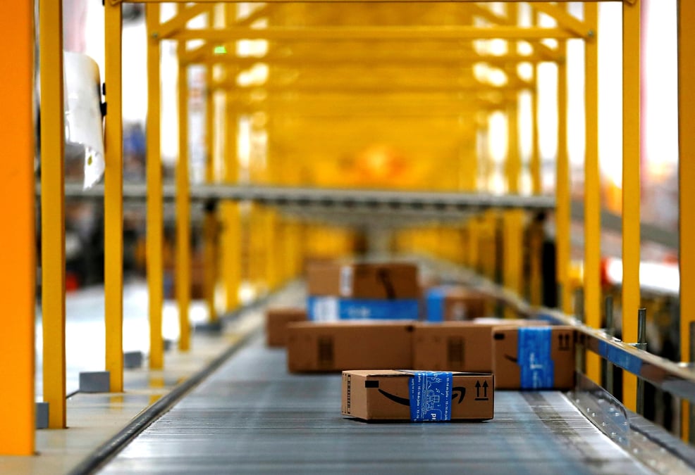 Amazon continue de grossir, mais subit les effets de son changement de stratégie sur la livraison.