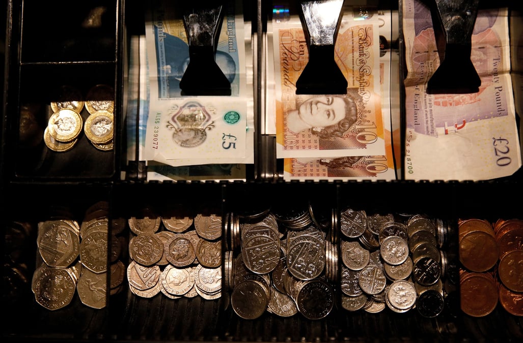 Des billets et pieces en livres sterling dans une caisse