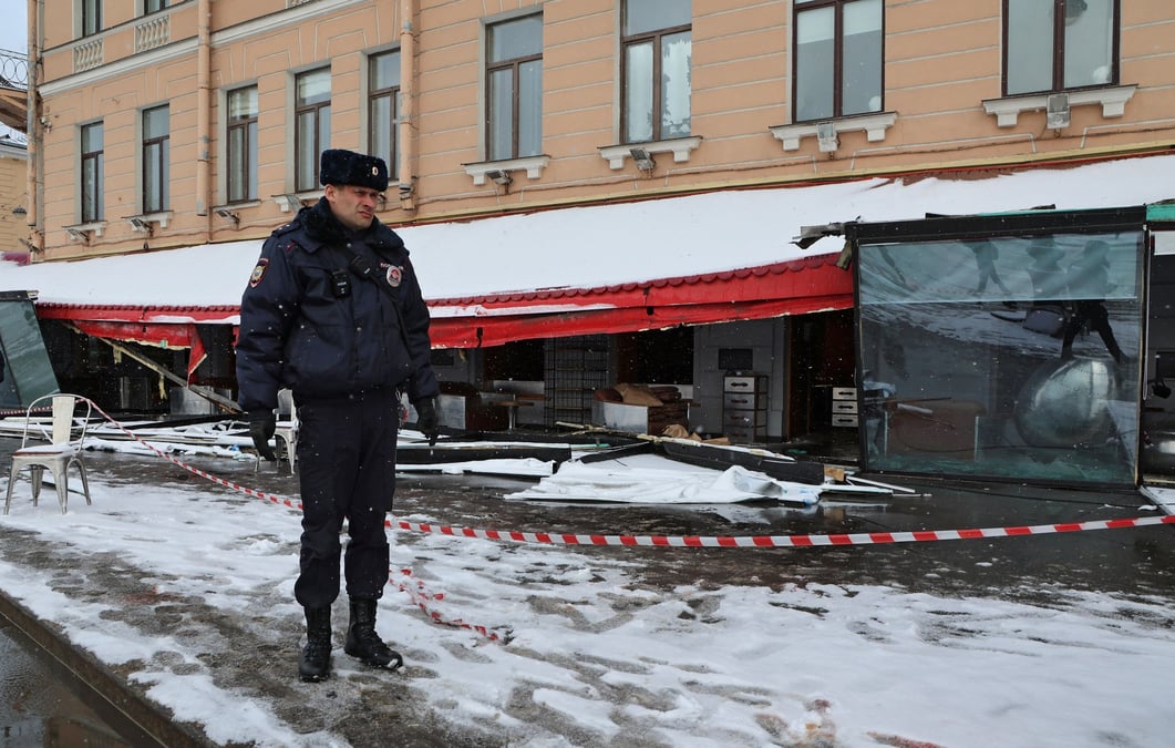 Un policier sur les lieux de l'explosion meurtrier dans un cafe a saint-petersbourg
