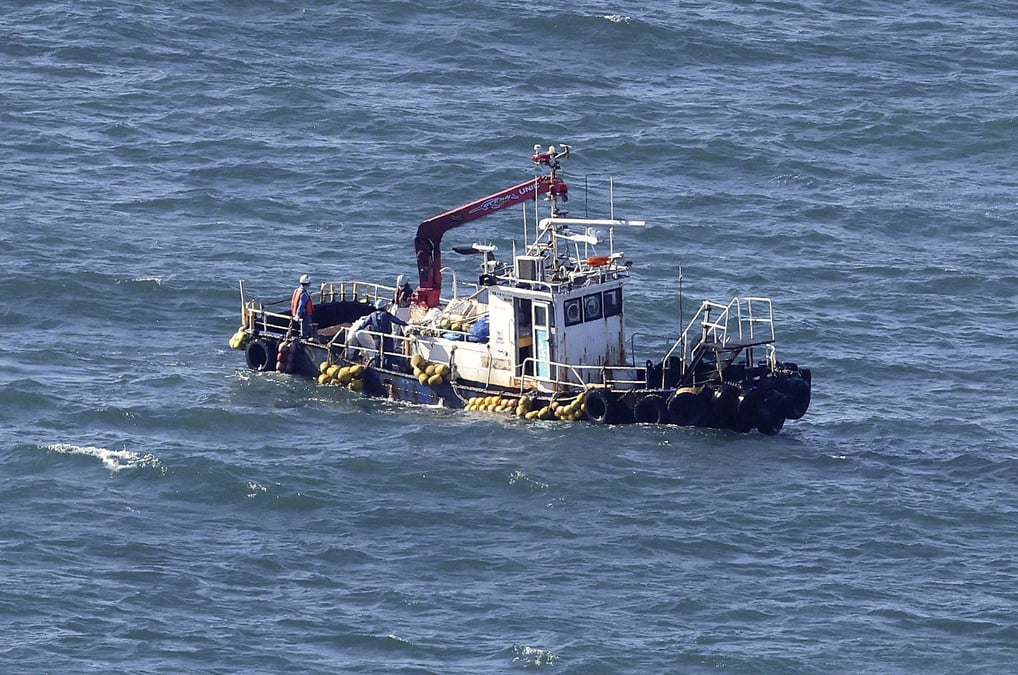 Photo d'archives d'un bateau collectant de l'eau de mer pour surveiller les matieres radioactives a okuma, prefecture de fukushima, au japon