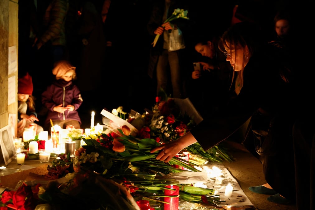 Des personnes se rassemblent a paris apres la mort d'alexei navalny