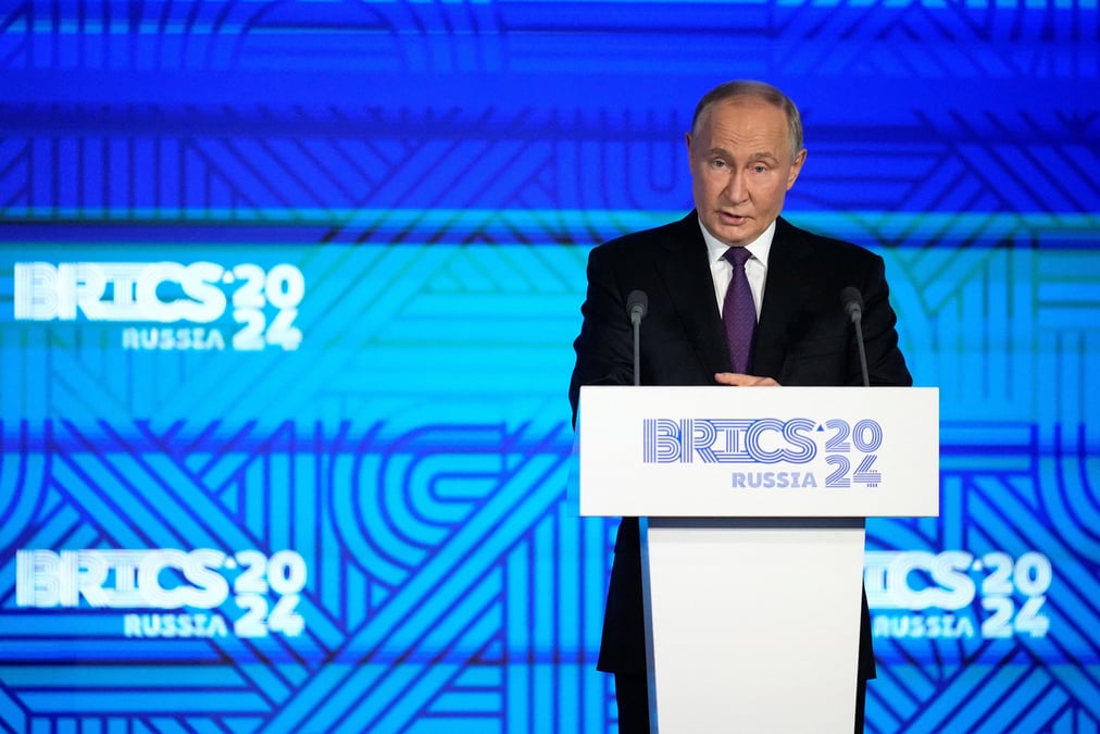 Le president russe vladimir poutine assiste au forum des affaires des brics a moscou