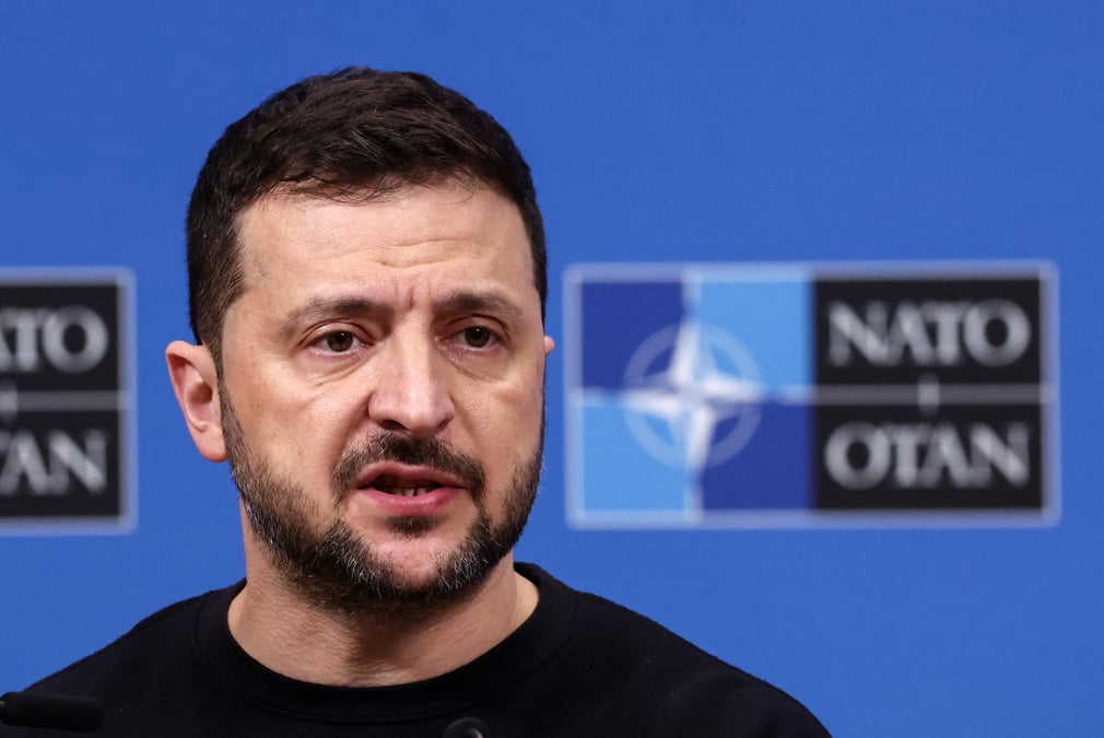 Le Président de l'Ukraine, Volodymyr Zelensky a exhorté ses alliés à se renforcer pour éviter un accord forgé par les Américains « dans le dos » de l'Ukraine et de l'Europe.