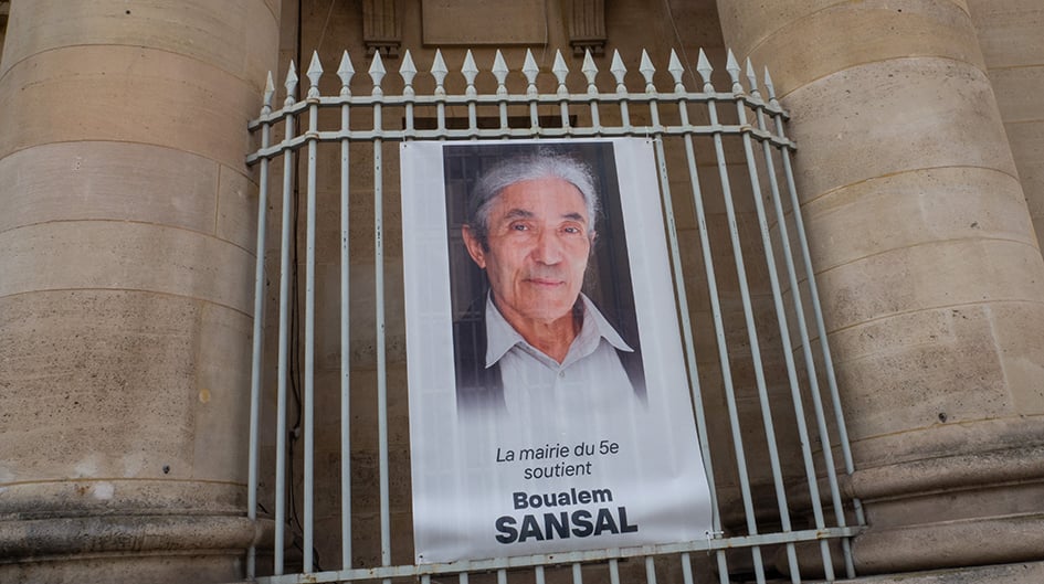 Affiche en soutien de Boualem Sansal sur la façade de la Mairie du 5e arrondissement de Paris, le 1 mars 2025.