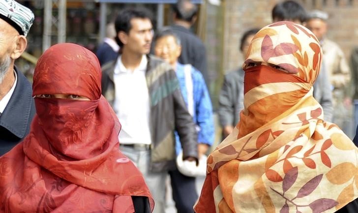 La chine s'attaque aux barbes et aux voiles au xinjiang