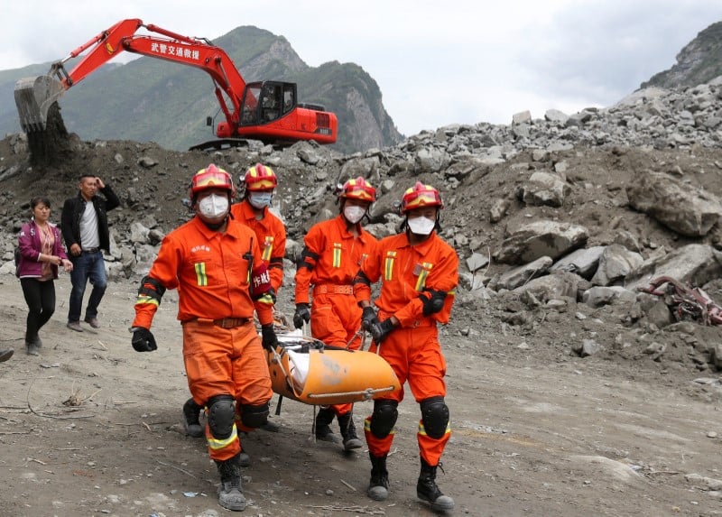 Vingt-cinq morts et 93 disparus apres l'eboulement du sichuan