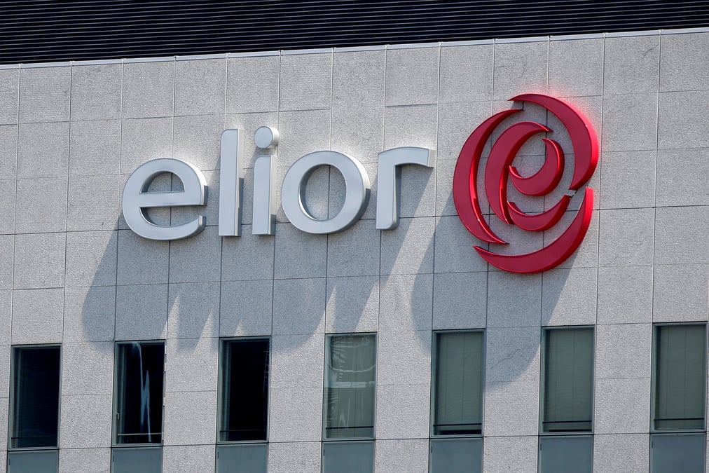 Le logo du groupe de restauration elior est vu au sommet du siege de la societe dans le quartier de la defense