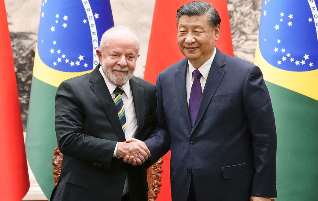 Le président brésilien Lula (à gauche) et son homologue chinois, Xi Jinping (à droite) à Pékin le 14 avril 2023.