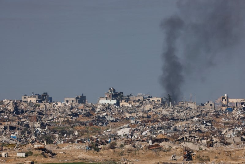 De la fumee s'eleve au-dessus de gaza