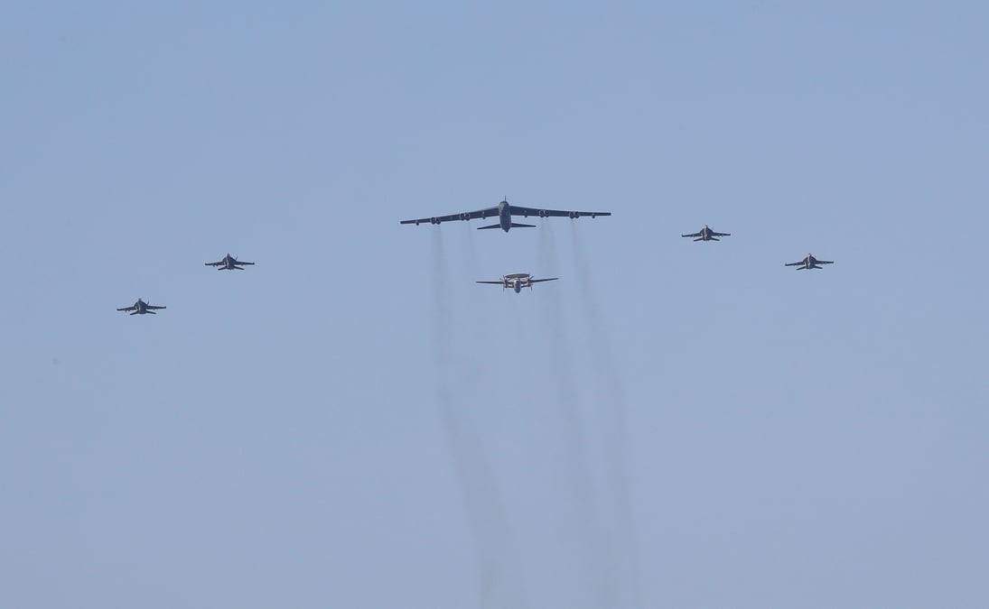 Le porte-avions americain abraham lincoln (cvn 72) et un b-52h stratofortress de l'armee de l'air americaine, deployes dans la region, effectuent des exercices conjoints en mer d'arabie.