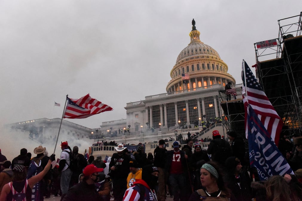 Usa: deux policiers du capitole poursuivent trump pour les emeutes du 6 janvier