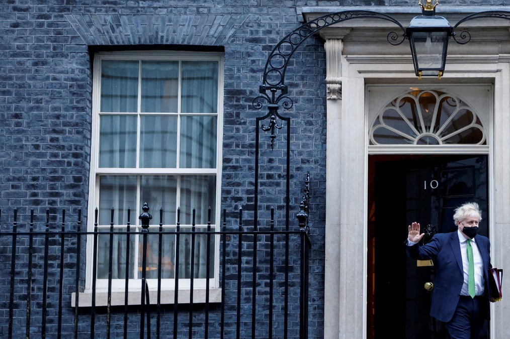 Le gouvernement britannique accuse de chantage pour proteger johnson