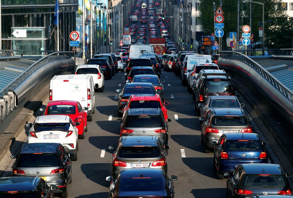 Nouveau recul des ventes de voitures neuves en europe en mars, dit l'acea