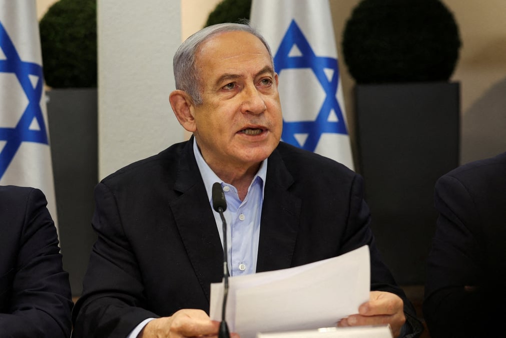 Photo d'archives:  le premier ministre israelien benjamin netanyahu s'exprime lors de la reunion hebdomadaire du cabinet au ministere de la defense a tel aviv