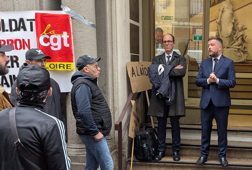 Hugo Brugière à la sortie du Tribunal de commerce ce mercredi 23 avril, pour une prise de parole devant les salariés venus manifester leur inquiétude.