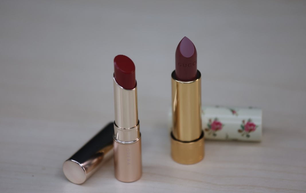 Le Lipstick (rouge à lève) index a été pensé par Leonard Lauder, historique président de l'entreprise de cosmétique Estée Lauder.