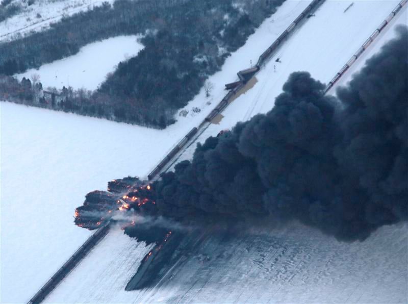 Collision ferroviaire aux Etats-Unis, un convoi pétrolier en feu