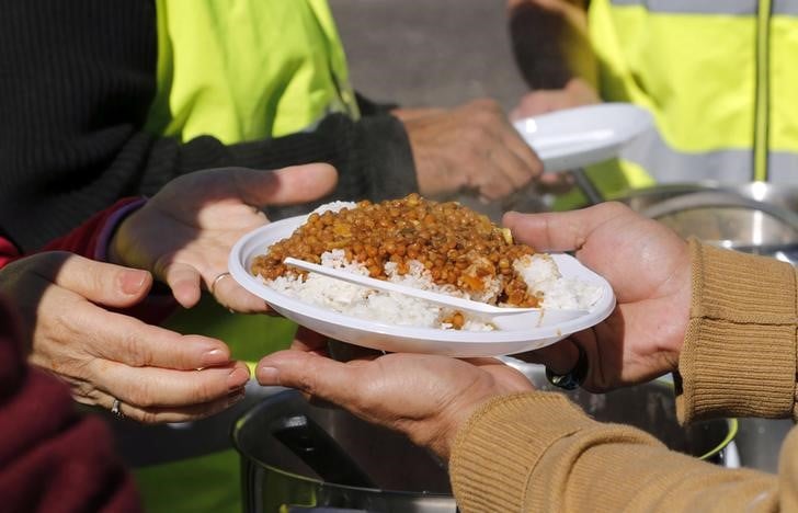 Calais: l'arrete contre la distribution de repas aux migrants suspendu