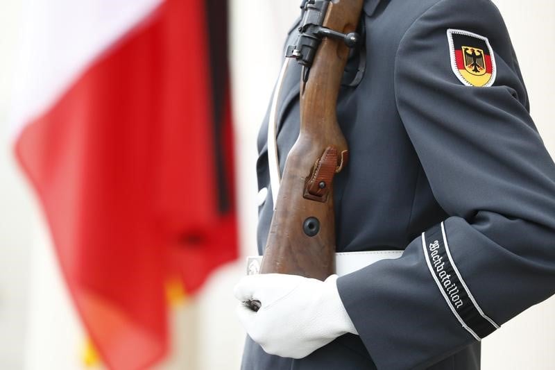 Arrestation d'un soldat allemand soupconne de preparer une attaque
