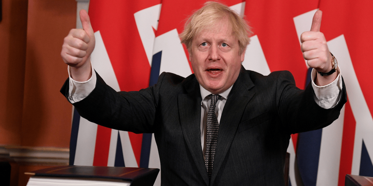 Le premier ministre britannique Boris Johnson signe l'accord post-Brexit, le 30 décembre 2020