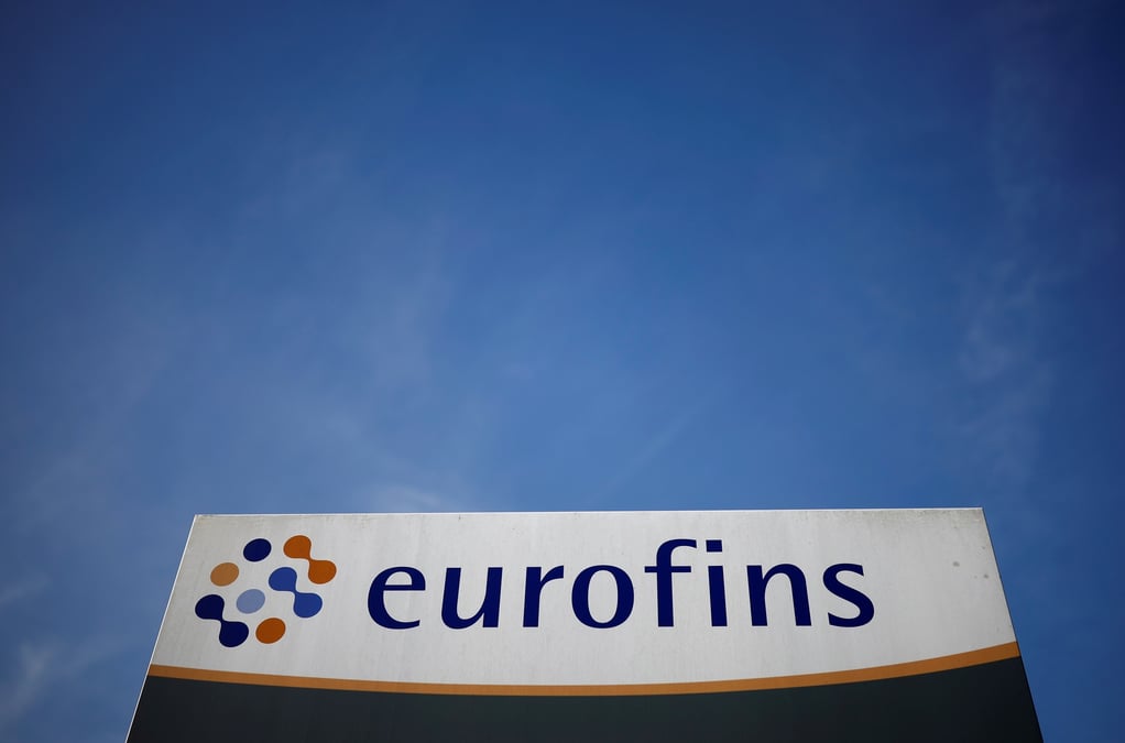 Le logo d'eurofins scientific a l'exterieur d'un batiment de la societe a nantes