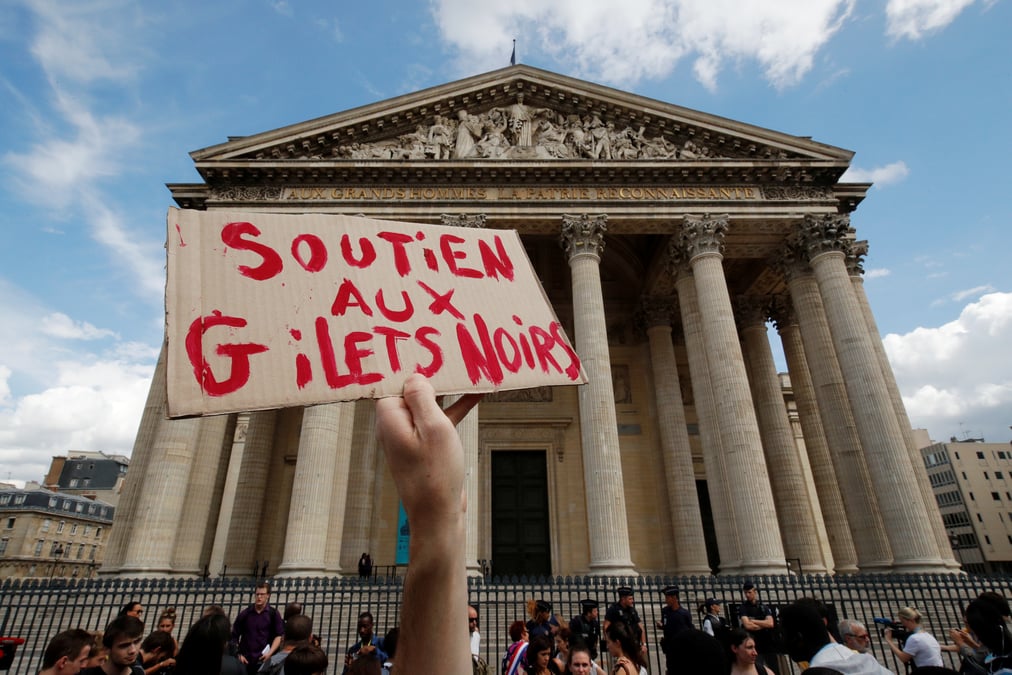 France: des sans-papiers occupent le pantheon