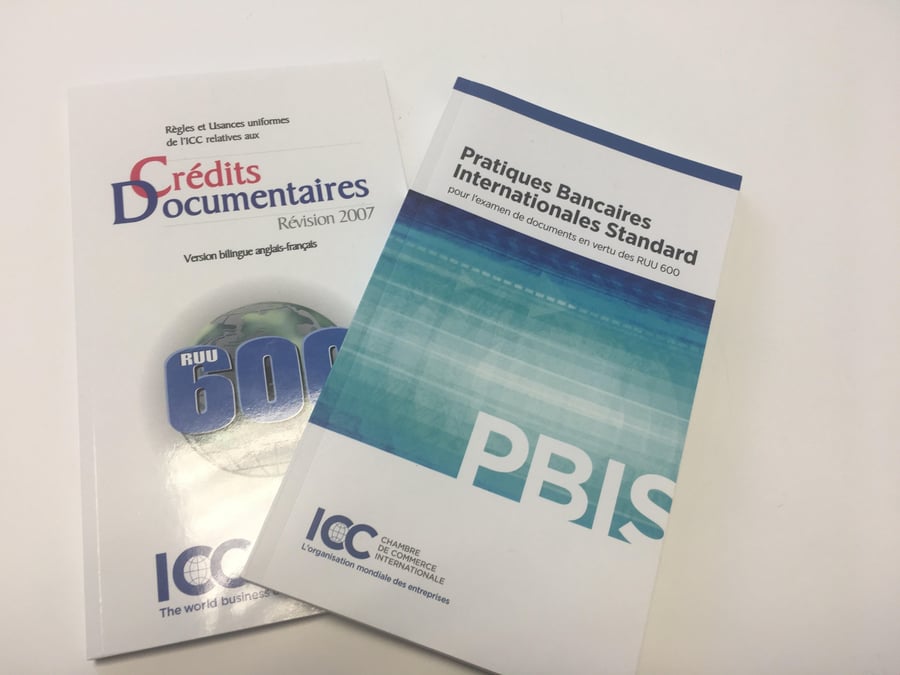 Aujourd'hui, le crédit documentaire est régi par les Règles et usances uniformes (RUU) de la Chambre de Commerce Internationale (CCI).