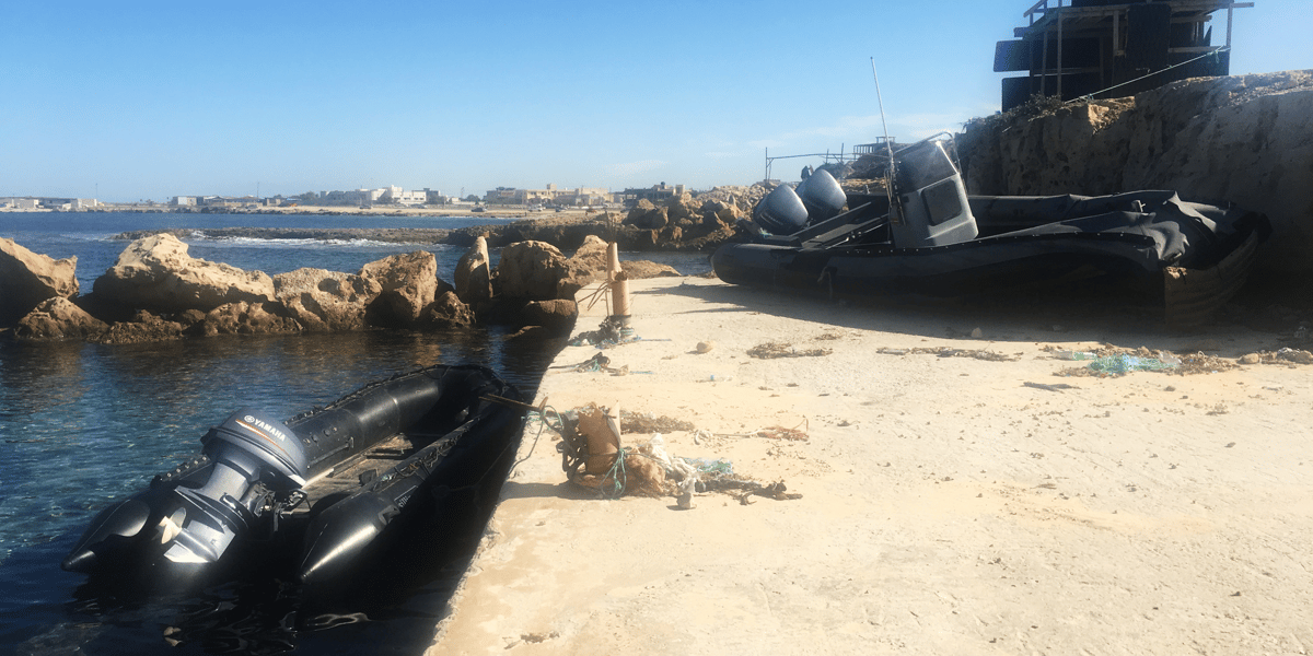 Un bateau de la garde-côte libyenne photographié sur le front de mer de Sabratha, en Libye, le 21 novembre 2018.