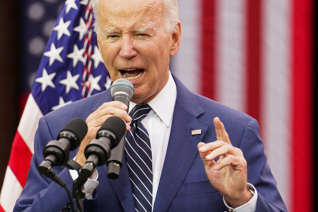 Le president des etats-unis, joe biden, visite l'irvine valley community college