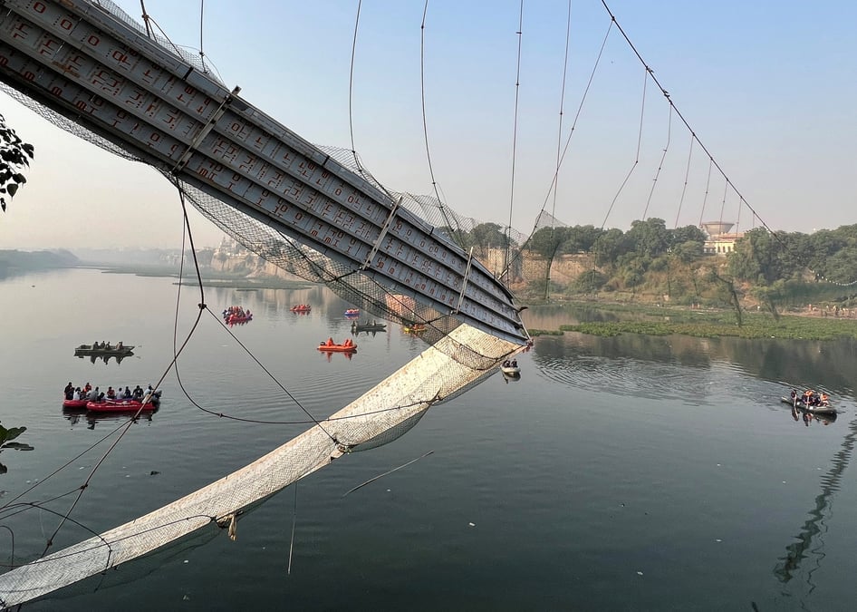 Des sauveteurs recherchent des survivants apres l'effondrement d'une passerelle pietonne dans la ville de morbi, en inde. /photo prise le 31 octobre 2022/reuters/stringer