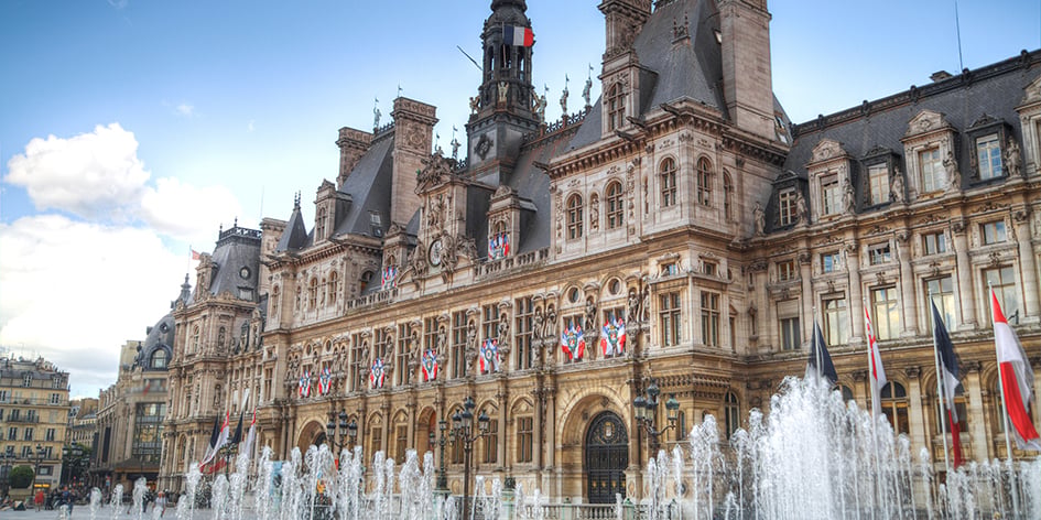 À Paris, le budget 2025 subit une ponction inédite de 275 millions d’euros, forçant la maire Anne Hidalgo à réviser ses priorités.