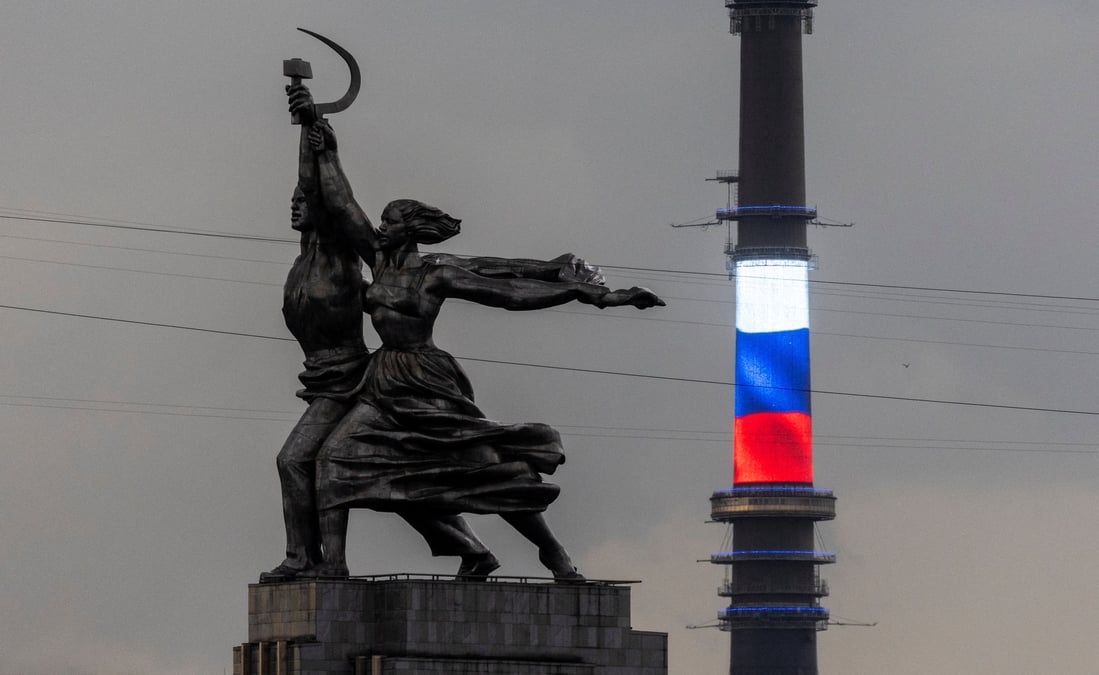 La sculpture « l'ouvrier et la kolkhozienne » a cote d'un drapeau national russe