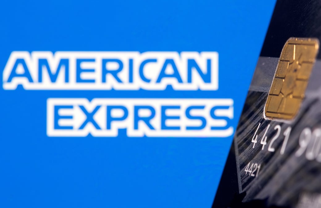 Une carte de credit est visible devant le logo d'american express