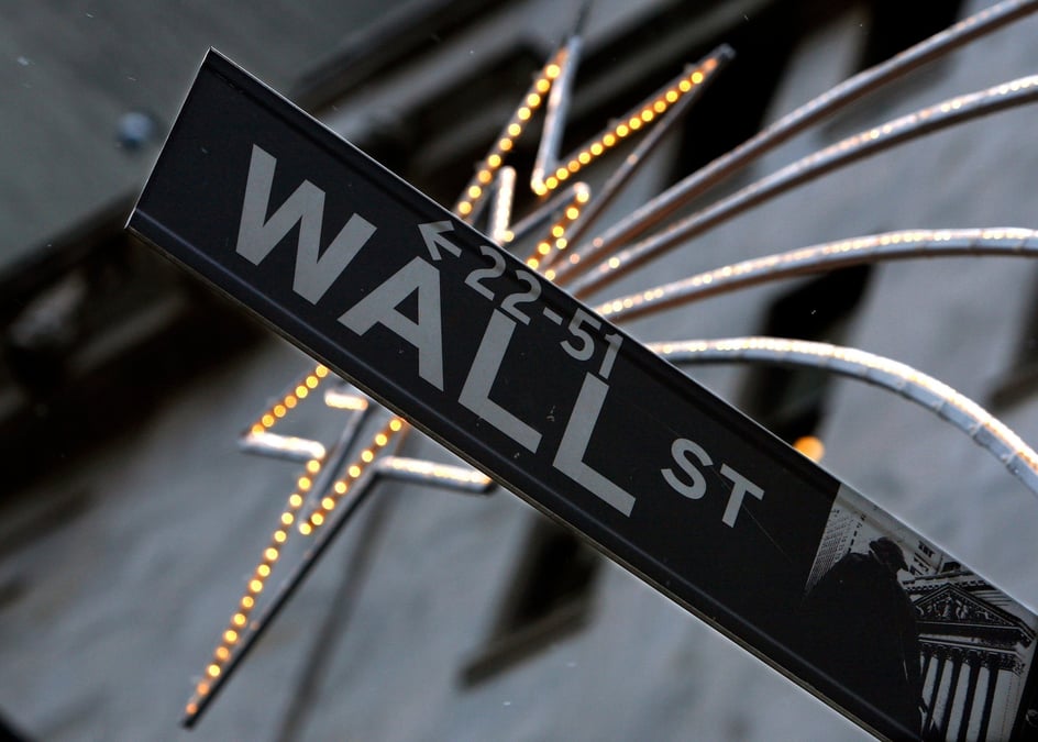 Un panneau wall street a l'exterieur de la bourse de new york