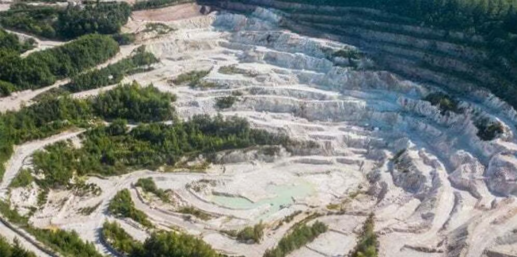 Plusieurs projets d'extraction sont étudiés dont celui d'Imerys dans l'Allier qui devrait entrer en activité d’ici 2 à 3 ans pour extraire du lithium.’