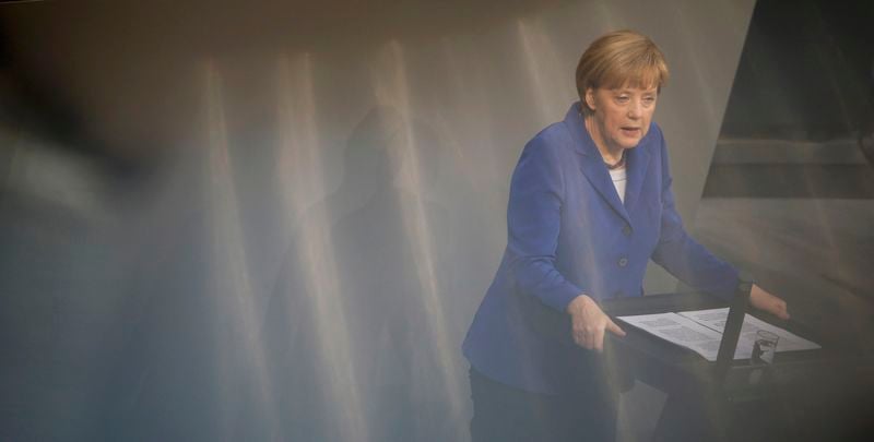 Pour Merkel, la crise se poursuit, l'UE doit continuer à réformer