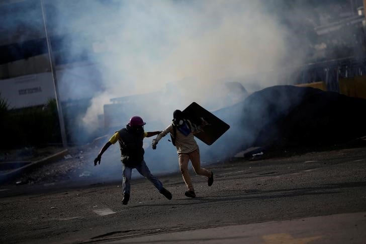 Les familles de diplomates americains invitees a quitter le venezuela