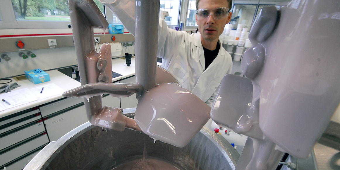 Avec Guerlain à Chartres et Givenchy à Beauvais, Dior constitue l'une des trois usines de LVMH à se lancer dans la fabrication de gel hydroalcoolique.